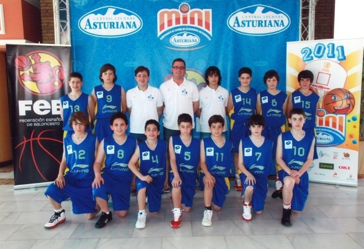 #PlanetaMini2023 ¡SELECCIÓN MINI MASCULINA 2011 (GENERACIÓN 99 y ss.) Ellos también fueron #Minis y representaron en un Campeonato de España el baloncesto <a href="/FBPA_asturias/">Federación de Baloncesto Pdo. de Asturias</a> ¿Sois capaces de identificar a alguien? 🤗