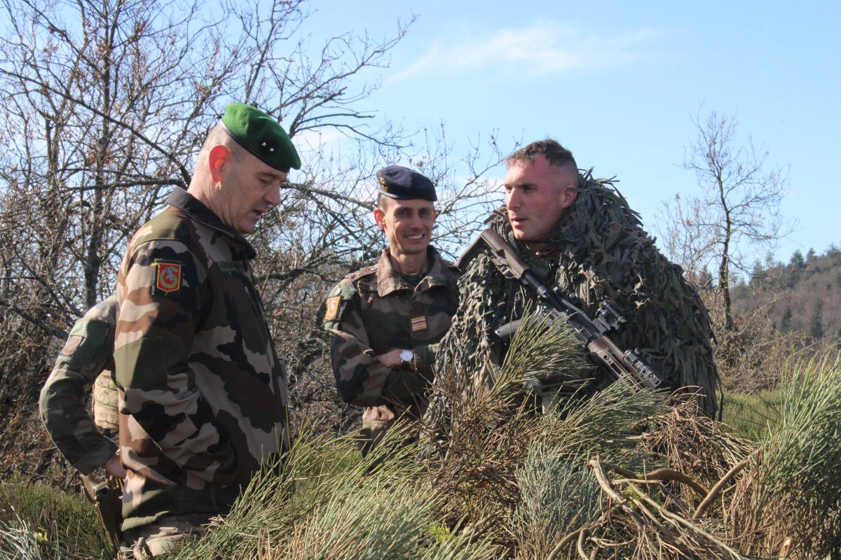 1erSpahis's tweet image. Visite de commandement du @COM6BLB au 1er #Spahis. L’occasion de présenter l’entraînement constant d’un de ses régiments pour permettre à la  brigade d’agir fidèlement à sa devise : « vite, loin, fort » 💪🏻
#PrépaOps #Aguerrissement
