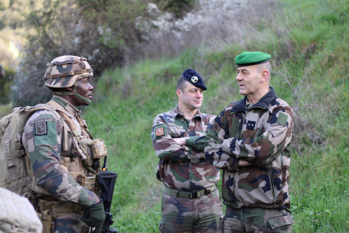 1erSpahis's tweet image. Visite de commandement du @COM6BLB au 1er #Spahis. L’occasion de présenter l’entraînement constant d’un de ses régiments pour permettre à la  brigade d’agir fidèlement à sa devise : « vite, loin, fort » 💪🏻
#PrépaOps #Aguerrissement