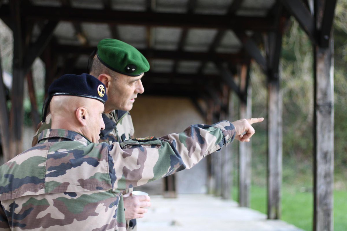 1erSpahis's tweet image. Visite de commandement du @COM6BLB au 1er #Spahis. L’occasion de présenter l’entraînement constant d’un de ses régiments pour permettre à la  brigade d’agir fidèlement à sa devise : « vite, loin, fort » 💪🏻
#PrépaOps #Aguerrissement