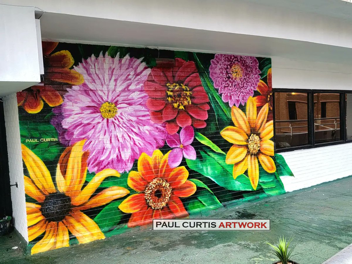 PaulCurtisArty's tweet photo. 🌻Spring is definitely back!🌼

A new floral mural at Mercure Atlantic Tower, which will soon be part of a brand new terrace gin bar overlooking the Liver Building.  

#springtime #flowers #mural #paulcurtis #gin #ginbar #terracebar #liverpool #liverbuilding #hotel #cocktails https://t.co/GkbvgYhpE2