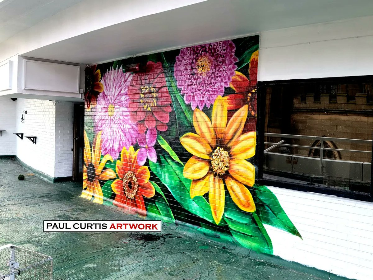 PaulCurtisArty's tweet photo. 🌻Spring is definitely back!🌼

A new floral mural at Mercure Atlantic Tower, which will soon be part of a brand new terrace gin bar overlooking the Liver Building.  

#springtime #flowers #mural #paulcurtis #gin #ginbar #terracebar #liverpool #liverbuilding #hotel #cocktails https://t.co/GkbvgYhpE2