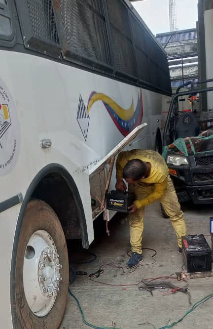 Derecho_paz's tweet photo. Las labores contaron con mano de obra penitenciaria y consistieron en la reparación y sustitución de piezas mecánicas y eléctricas de las dos unidades de transporte, las cuales tienen una capacidad de 32 y 54 de puestos. https://t.co/2hH9EJP6Za