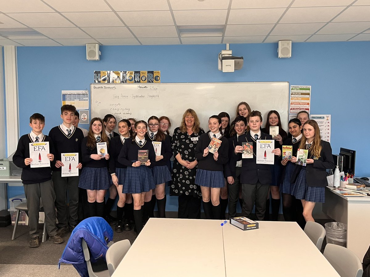 Diolch yn fawr iawn i <a href="/BethanGwanas/">Bethan Gwanas🏴󠁧󠁢󠁷󠁬󠁳󠁿</a> am ddod i siarad hefo bl.7, 8 a 9 heddiw. Mae’r disgyblion yn edrych ymlaen i ddarllen mwy o’ch nofelau! Diolch hefyd i <a href="/SiopYSiswrnAnn/">Anne Evans</a> am drefnu #carudarllen