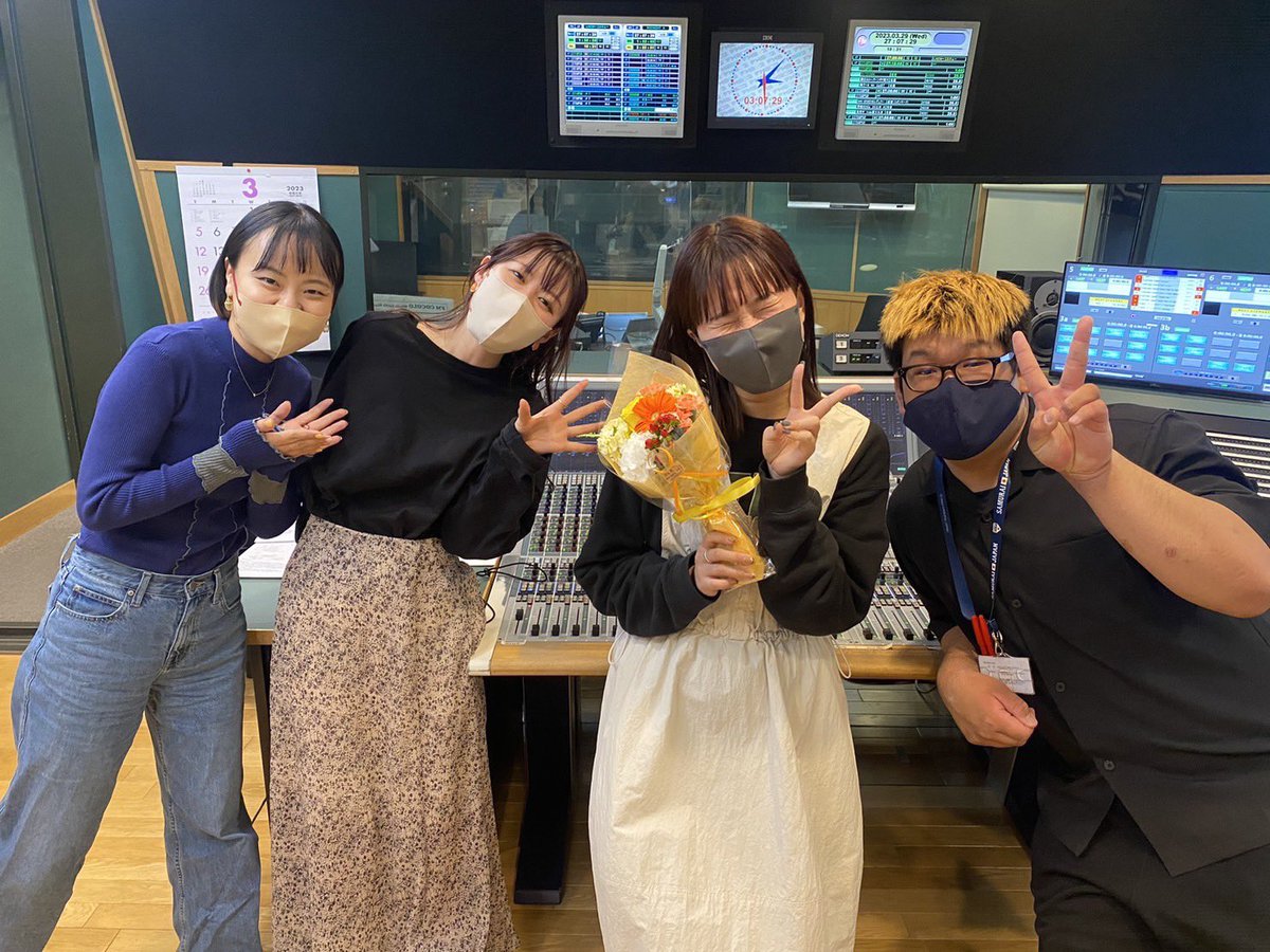 n2319oe's tweet photo. 802 Easy Luck これにてお開きです！
本当にありがとうございました！！
あっという間で濃い時間でした。
色んなことを知って、学んだ番組でした！🌼

番組チームでパシャリ🤳
#FM802
#802らっく https://t.co/WK85N24C1O