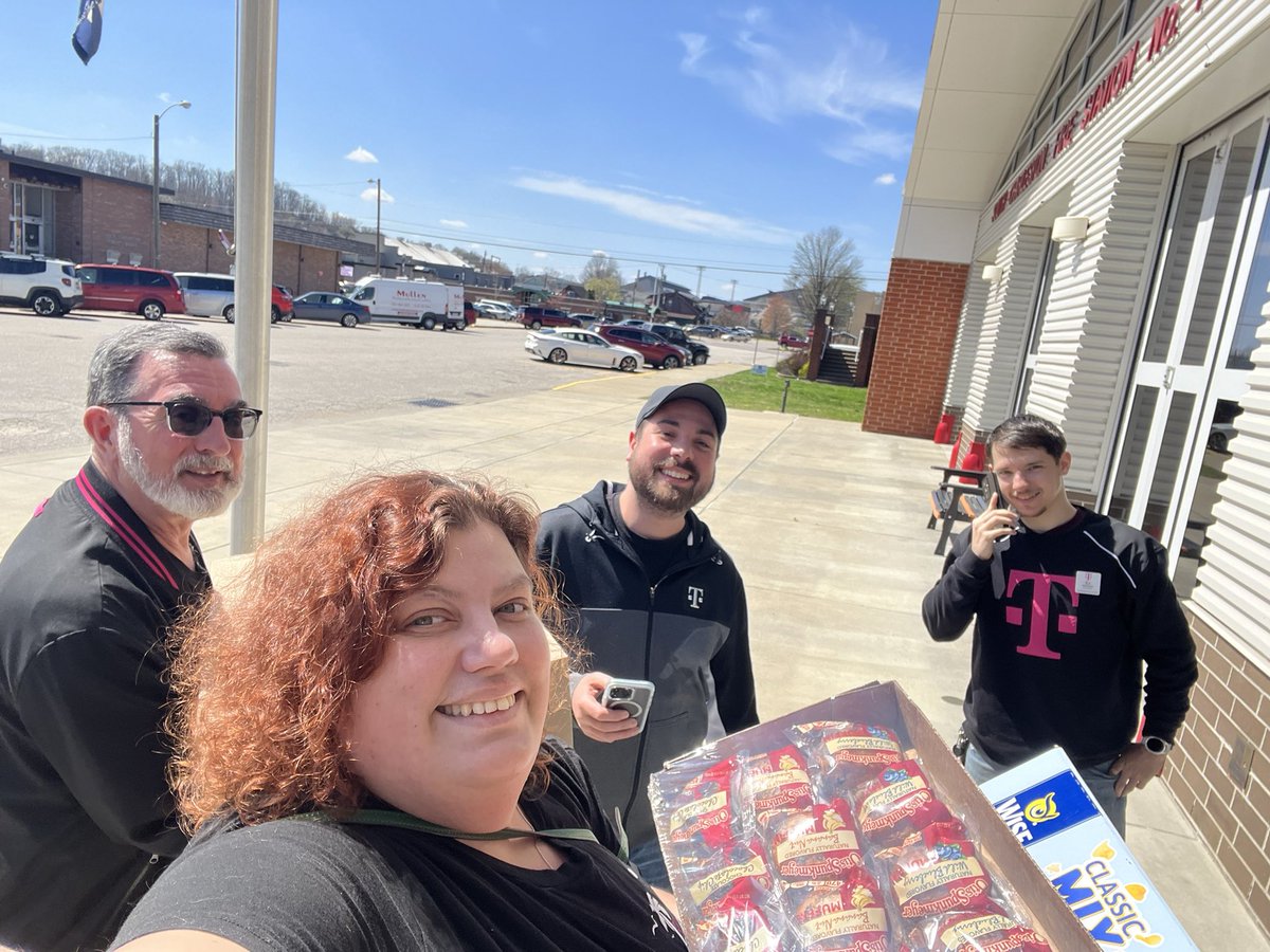 GreenKimm's tweet photo. Had a awesome time dropping off lunch for some hardworking Fire departments with @JoeWBarbour  @W1980V @rsnorbeck https://t.co/UqpdcBvVyz