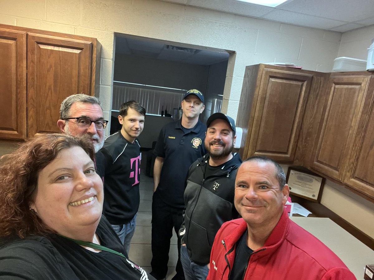 GreenKimm's tweet photo. Had a awesome time dropping off lunch for some hardworking Fire departments with @JoeWBarbour  @W1980V @rsnorbeck https://t.co/UqpdcBvVyz