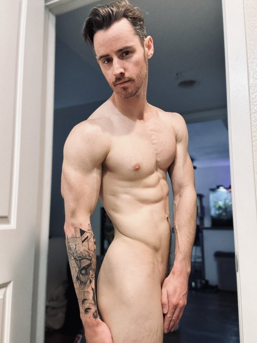 Having fun creating seductive shapes for you. ❤️ https://t.co/Badm9B2Dwu