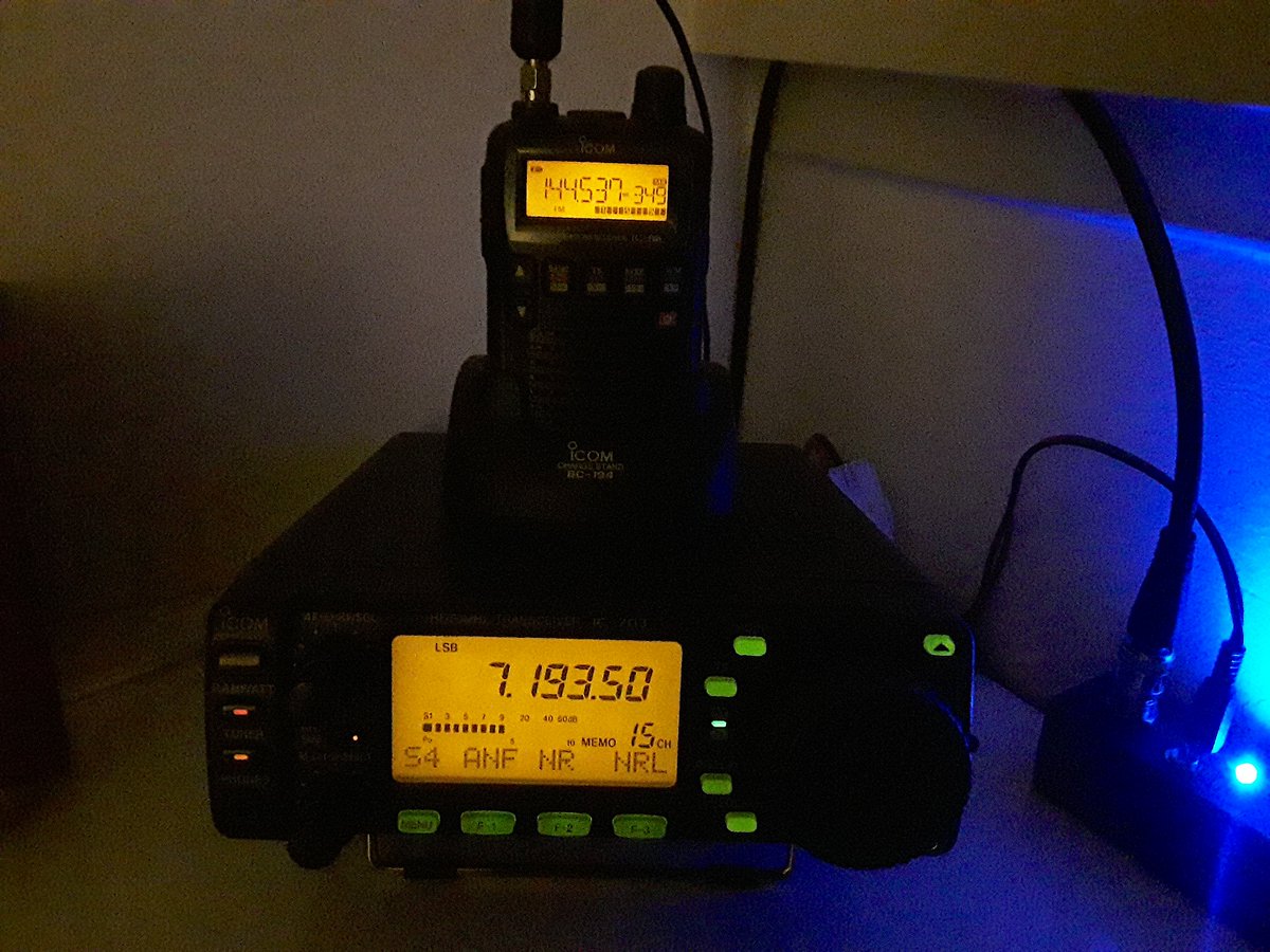 PD0SWL's tweet photo. Analog orange evening #smallicoms #lowcurrent #hamradio https://t.co/B3Uko1Xz7W