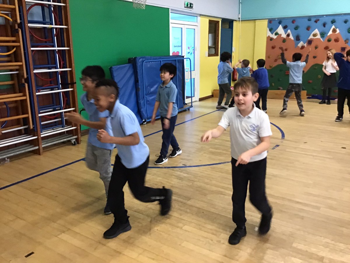 Year 4 learnt some Jive moves today as part of our World War 2 topic. Fabulous moves and breathless movement. @WroxhamSchool #wroxhamhistory #wroxhampe