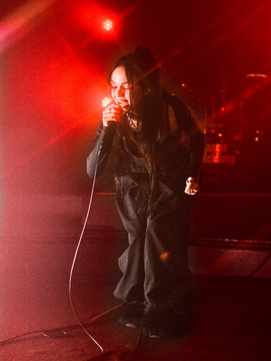 dannygreenmedia's tweet photo. Shot the @MaggieLindemann show at @Bimbos365Club in SF

Shot on film, with Portra 800+2 and Ilford Delta 3200 https://t.co/nozG4UTjh7