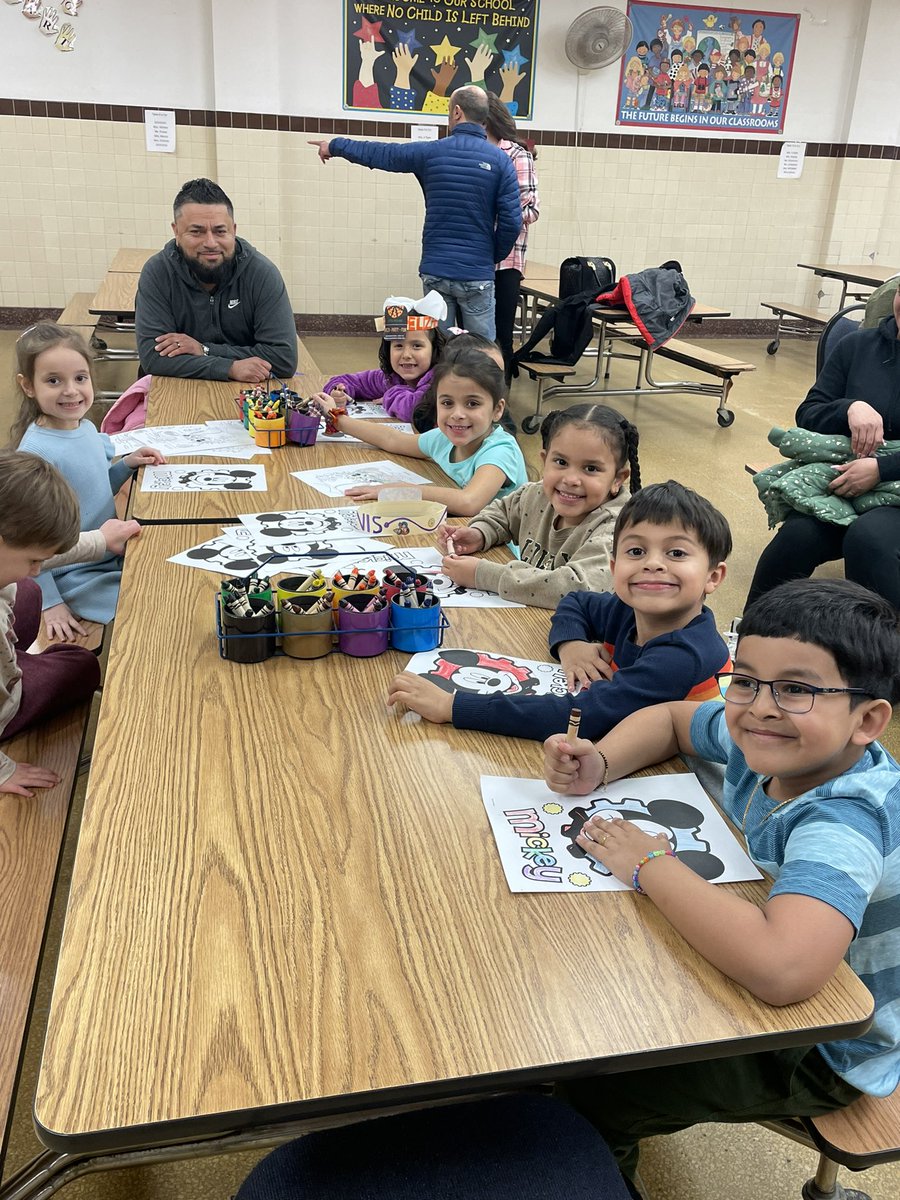 rtarrash's tweet photo. Friends, Pizza and plenty of Singing at the School #6 annual ENL/Bilingual Reading celebration! @drdavidsrose1 @jmcgahan31 @DianeProvvido @OSchoolsPR @dguerra03398467 @Ms_Lambruschi @MarissaAlonso7 https://t.co/zW0dqM6Tgh