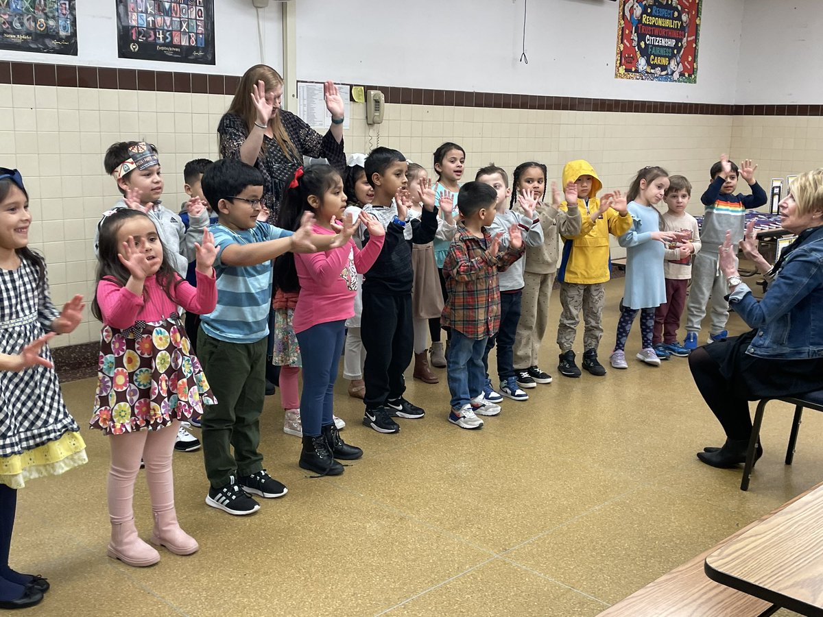 rtarrash's tweet photo. Friends, Pizza and plenty of Singing at the School #6 annual ENL/Bilingual Reading celebration! @drdavidsrose1 @jmcgahan31 @DianeProvvido @OSchoolsPR @dguerra03398467 @Ms_Lambruschi @MarissaAlonso7 https://t.co/zW0dqM6Tgh