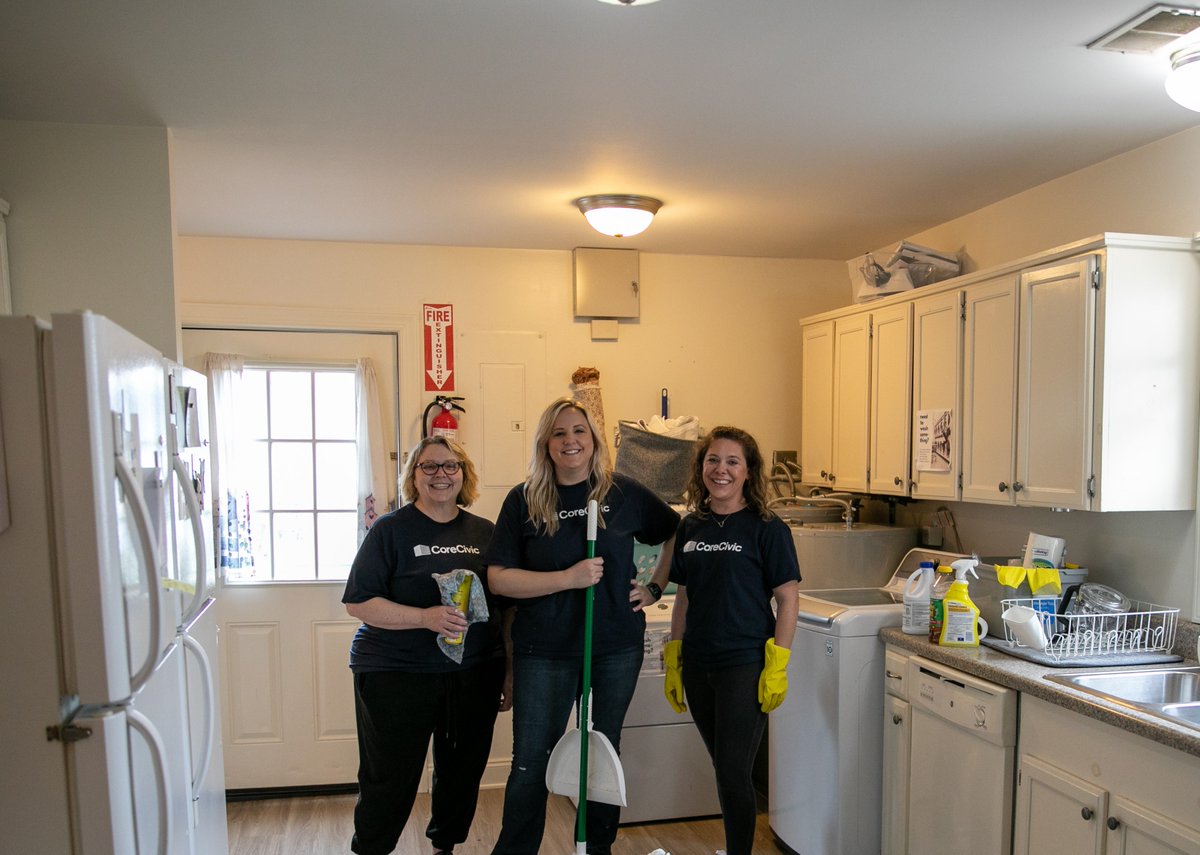 CoreCivicGiving's tweet photo. Recently, CoreCivic employees participated in a Spring Clean-Up Day at Family Reconciliation Center in #Nashville. FRC is a nonprofit guest house that provides free lodging to anyone visiting an incarcerated loved one. Thank you, FRC! #betterthepublicgood #grateful https://t.co/qaWM7lswA8