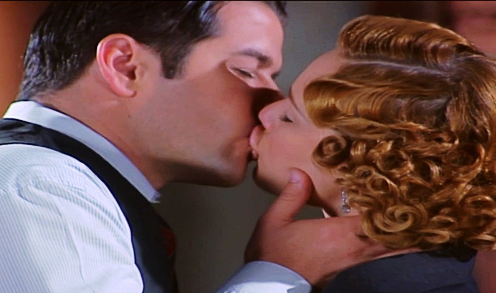 whodoccaus's tweet photo. um dia você é jovem, no outro você tá surtando cm um beijo de um casal em novela de época, QUE CASAL #ChocolateComPimenta https://t.co/h1TymQeSrz