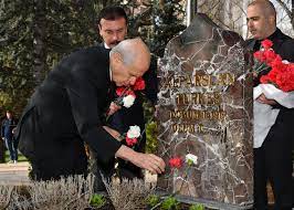 diyadinosman's tweet photo. Bilge lider MHP Genel Başkanı Devlet Bahçeli FETÖ'ya nasıl geçit vermedi, FETÖ neden MHP'yi ele geçirmek istedi ve neden MHP'yi bölmek istediler..
Bir çoğunuz belki ilk kez okuyacaksınız..
Devlet Bey bir söyleşisinde anlatıyor...
Başbuğun cenaze namazını kime kıldırtmamış.
İyice okuyun...
                                **
"Şakir Akça  hocamızı tanırsınız. Her yaz haziran ayında tatil için memleketindeki yazlığına gider. Gitmeden önce de bana uğrayıp bir görüşme yapmayı adet haline getirmiştir.

2009 yılı Haziranında da işte bu şekilde bir görüşme için geldi. Ancak yanında bir misafiri de vardı. Bu kişinin eski YÖK üyelerinden, Fatih Üniversitesi Rektörü Prof. Dr. Şerif Ali Tekalan olduğunu söyledi.

Görünürde bir nezaket ziyareti yapıyordu ve kızının yapılacak düğünü için davetiye getirmişti. Hoş geldiniz faslından ve evlenecek çift için mutluluk dileklerimden sonra Tekalan söze girdi ve aniden konuyu Fetullah Gülen ile Başbuğumuz Alparslan Türkeş’in samimiyetine getirdi.

Şakir Hoca’nın bu durumdan rahatsız olduğunu hissettim, sözünü kesmeden dinliyordum. 

MHP için sempati beslediklerini ama şahsımın kendilerine tavır ve mesafe koymasından Hocaefendilerinin rahatsız olduğundan bahsediyordu.

Daha sonra konuyu ‘Türkçe Olimpiyatları’na  getirip bütün siyasiler ilgi gösterirken benim uzak durduğuma kadar uzattı ve ağzındaki baklayı çıkarttı:

‘Size yabancı birisi olmayan Zaman Gazetesi Genel Yayın Müdürü Ekrem Dumanlı ve Gazeteciler ve Yazarlar Vakfı Başkanı Mustafa Yeşil’i MHP Genel Başkan Yardımcısı yaparsanız cemaat olarak sizi vargücümüzle destekleriz.’

Bunları dedikten sonra kendisine ‘Sözleriniz bitti mi?’ diye sordum ve tane tane şunları söyledim:

Burası Siyasi Partiler Yasası’na göre yönetilen bir kurumdur. Kimlerin nasıl ve ne zaman Merkez Yönetim Kurulu üyesi olacağı ve Başkanlık Divanı’nın kimlerden teşekkül edeceği kurallara bağlanmıştır.

Bu birincisi.

İkincisi…

‘Siz böyle bir teklife nasıl cüret ediyorsunuz? Sayın Hocam, şimdi sizi tanıdım ve anladım. Bu davranışlarınız devam ederse ülkücü hareketle karşı karşıya gelmeniz mukadderdir’ dedim.

Kendileri tabii beklenmedik tavrı görünce ‘1,5 aya yakın süreçte ABD seyahatim olacak. ‘Bu görüşmeyi anlatabilir miyim?’ dedi ve ayrıldılar.

Bunu milletimiz ve camiamızın insanları iyi bilsin.

MHP olarak Fetullah Gülen ile yüz yüze gelmişliğimiz yoktur. Genel başkan olarak benim hiç yoktur. Türkçe Olimpiyatları’na katılmış değilim. Hiç alakamız yoktur…

2009 yılının Ekim sonu Kasım başlarında “Türkiye’de bir değişim, dönüşüm lazım. MHP’de genel başkanın değişmesi lazım. MHP’de bir ateist var, kimseyle görüşmez, hiçbir inanç sistemi ile alakası yoktur, namaz kılmaz, cumaya gitmez” propagandalarıyla bana bir karşı hareket başlattılar.

Ben her zaman söylüyorum.Bu hareket dualıdır. Bu hareketle kim uğraşırsa başına bir çorap örülür..”
                                        **
Ve...
4 Nisan 1997...

Başbuğ Alpaslan Türkeş’in cenaze namazını kıldırmaya hazırlanan Fetullah Gülen’e  o an “Hayır” diyerek izin vermediğini  bilmeyenleriniz vardır!..

Evet..

FETÖ'ya o gün izin vermedi...

Yani FETÖ konusunda dünden bugüne  tavrı ve çizgisi hiç değişmeyen, Gülen cemaatine (FETÖ) MHP'nin kapılarını bütün vaatlere rağmen   bir gün dahi açmayan devlet aklıdır Devlet Bahçeli…
Anladınız mı şimdi Devlet Bahçeli'nin kim olduğunu.
Devlet Bahçeli olmanın zorluğunu...
O nedenle Devlet Bahçeli'ye laf sokuşturmaya çalışanlar önce bir aynaya baksın!..