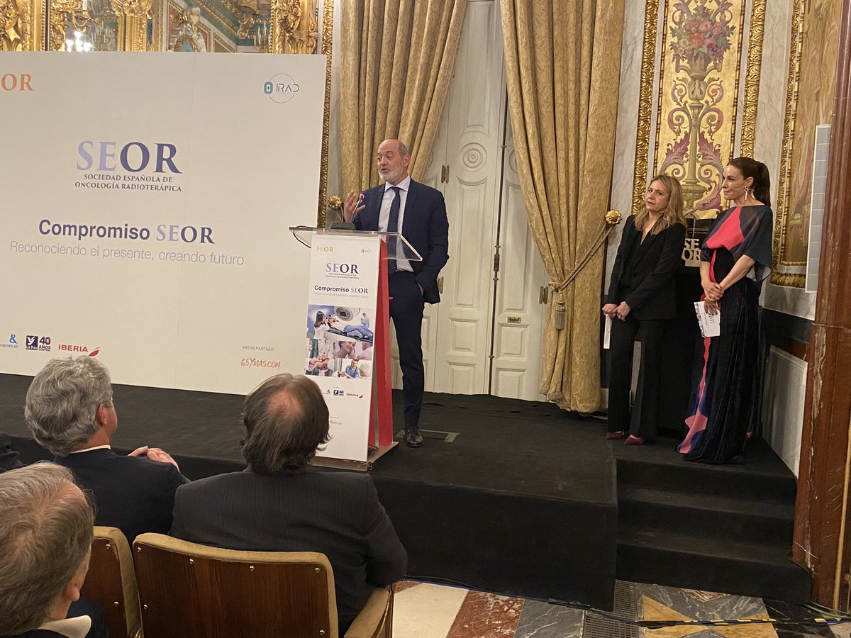 SEOR_ESP's tweet photo. La doctora @nuria_dios  y el doctor @JavierSerrano nos presentan #FEOR e #IRAD, el Instituo de Investigación en Oncología Radioterapuca, puesto en marcha el pasado año por @SEOR_ESP  #GALASEOR23 https://t.co/bUhyk5WCnc