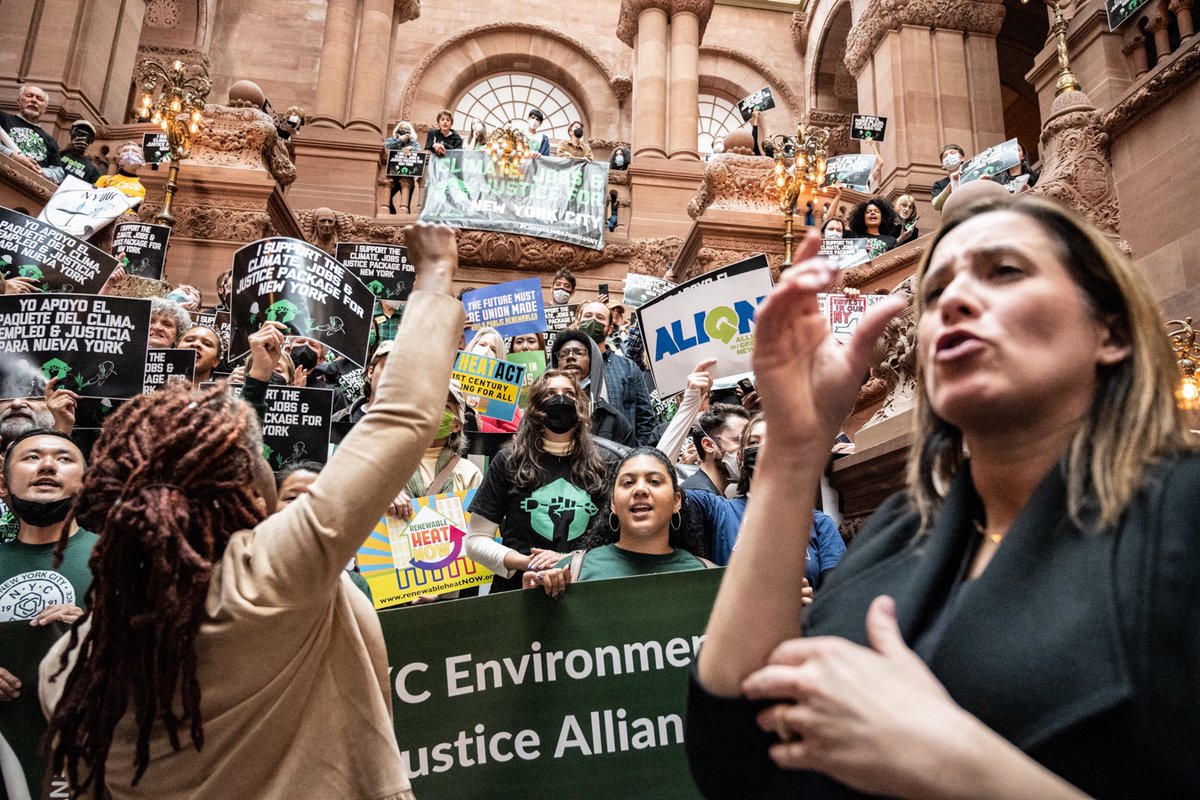 NYRenews's tweet photo. Attention @CarlHeastie @GovKathyHochul: yesterday, NYers mobilized by the hundreds for #ClimateJobsJustice! The capital was flooded with over 400 NYers demanding a pollution free NY, and a just, clean energy future. We need this in the 2023 budget!

🧵of this historic day: https://t.co/sZZuNAeQd5