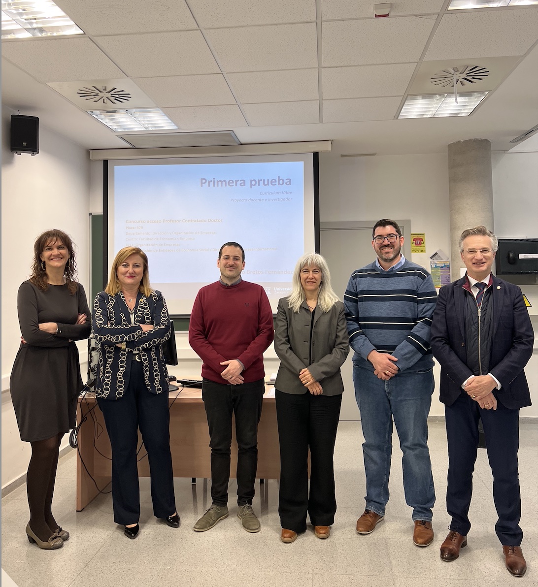 El Dr. Ignacio Bretos nuevo Profesor Contratado Doctor de Organización de Empresas tras un brillante concurso celebrado esta mañana en la Facultad de Economía y Empresa de la <a href="/unizar/">Universidad Zaragoza</a> Enhorabuena.👏👏👏
<a href="/Cmarcuello/">Carmen Marcuello</a> <a href="/dorimozasuja/">Dori Mozas Uja</a> Lola Garzón <a href="/midiazf/">Millan Diaz Foncea</a>