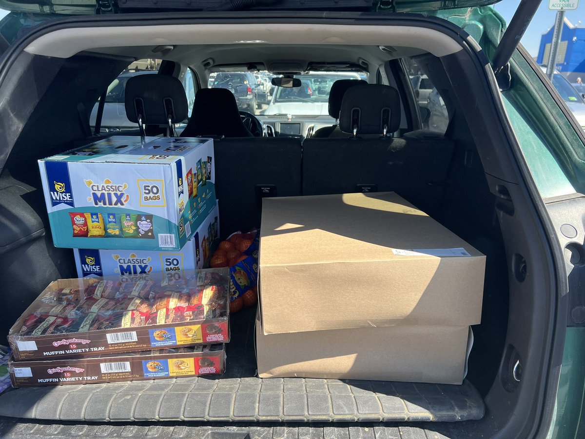 GreenKimm's tweet photo. picking up some food for some frontline workers https://t.co/Qf8S0NQDqV
