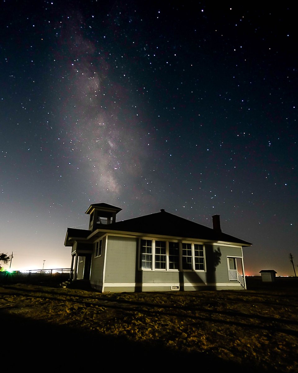 DayTrippinMike's tweet image. This shot was taken at Allensworth State Park last summer.    I cannot wait to get out to shoot the Milky-way.    

@AllensworthPA @ColAllensworth #milkyway #Schoolhouse