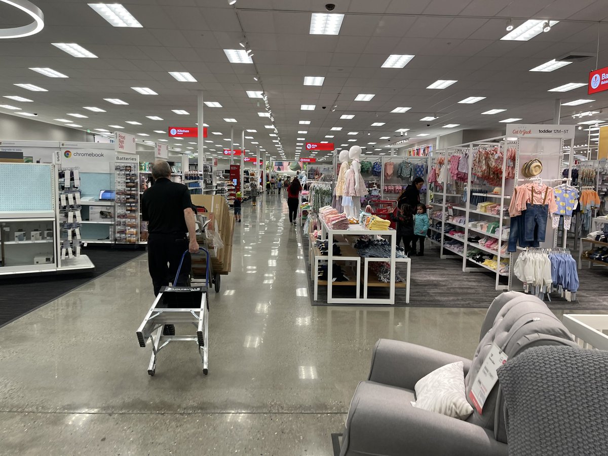 Elias_Funez's tweet photo. It’s open in Grass Valley. Also open inside is a CVS pharmacy and Starbucks. #theunionnow #target #softopen @TheUnion https://t.co/3aDDZs3nmY