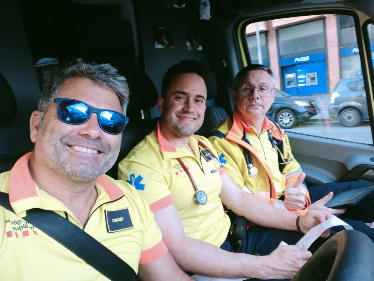 85_cruz's tweet photo. Noi 33a amb crisis comicials de repetició que no cedeixen amb clonazepam. Es decideix IOT + impregnació amb valproat. Trasllat a hospital Clínic. @semgencat #B606 https://t.co/9EkUcVv2pZ