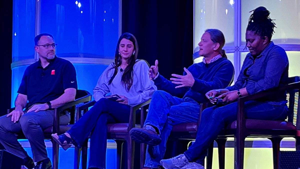 agbt's tweet photo. Mentoring in Science Interactive Panel: @JoNewton89 facilitated a next gen discussion at @AGBT Agriculture 2023 with @MercyKitavi from @michiganstateu, Charlie Messina from @UFPlantbreeding, Justin Hall from @PigImprovement &amp; @Monica_CIAT from @BiovIntCIAT_eng #AGBTAg23 #AGBTAg https://t.co/VTJ4sqDalI