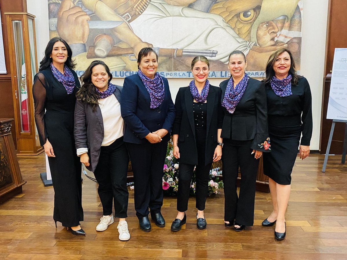 VeroTerrones's tweet photo. Las #Regidoras de todos los partidos, asumimos el compromiso de impulsar políticas e instrumentos públicos en favor de las #Mujeres
Hoy, en Sesión Solemne, firmamos el Pacto por la Paridad de Género y la Erradicación de la Violencia Política contra la Mujer en Razón de Género. https://t.co/Rk4aWB2SAD