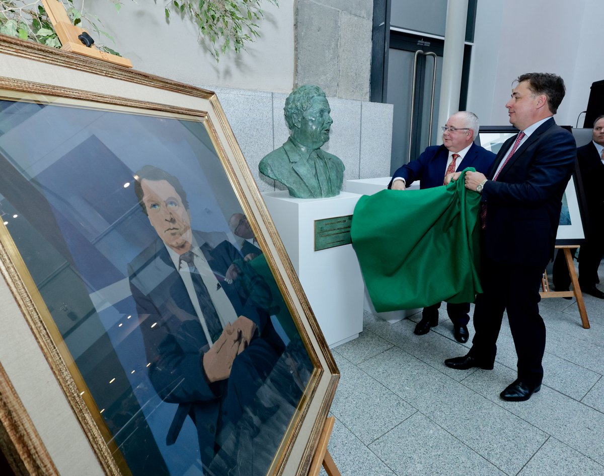 OireachtasNews's tweet photo. Ceann Comhairle unveils bust of John Hume to mark 25 yrs since the Nobel Peace Prize was jointly awarded to John Hume & David Trimble this evening in Leinster House. #SeeForYourself #JohnHume #DavidTrimble
Press Release- https://t.co/xgD3mFhhGo
Gallery- https://t.co/qXpA7FAGbJ https://t.co/xaSLcsLTz3