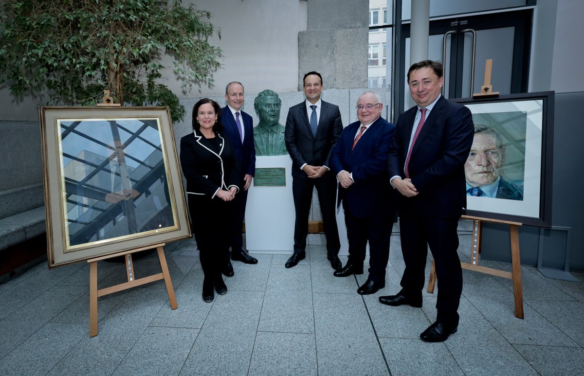 OireachtasNews's tweet photo. Ceann Comhairle unveils bust of John Hume to mark 25 yrs since the Nobel Peace Prize was jointly awarded to John Hume & David Trimble this evening in Leinster House. #SeeForYourself #JohnHume #DavidTrimble
Press Release- https://t.co/xgD3mFhhGo
Gallery- https://t.co/qXpA7FAGbJ https://t.co/xaSLcsLTz3