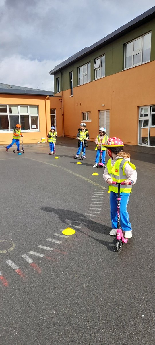 GSBB_Sord's tweet photo. Bhain R1 an-taitneamh as scútáil inniu le Rachel @GreenSchoolsIre Ní stopfaidh aon bháisteach muid! Ar aghaidh linn ag scútáil!
Maith sibh gach duine a ghlac páirt inniu ó Naí. Shóis go R6!
#Scoot2School23
#Scoot2SchoolWeek
#SeachtainScútáilArScoil https://t.co/VjtlMQalEJ