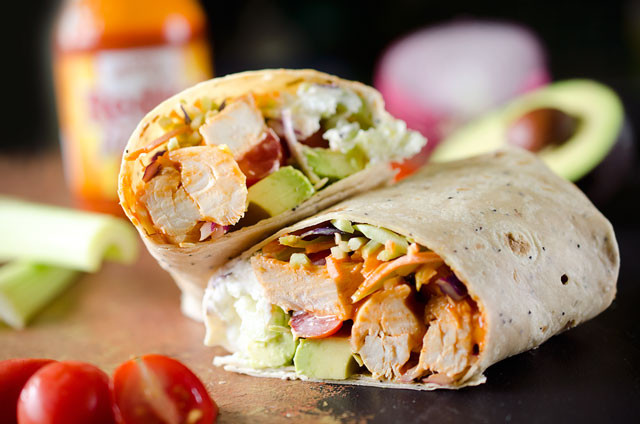 TheCreativeBite's tweet photo. Healthy Buffalo Chicken Wrap is a light and healthy wrap filled with buffalo chicken breasts, Greek yogurt, bleu cheese crumbles, broccoli slaw, celery, avocado and tomatoes for an easy lunch with bold flavor!

https://t.co/lPzGSTgZiv https://t.co/0Af1wEGRIV