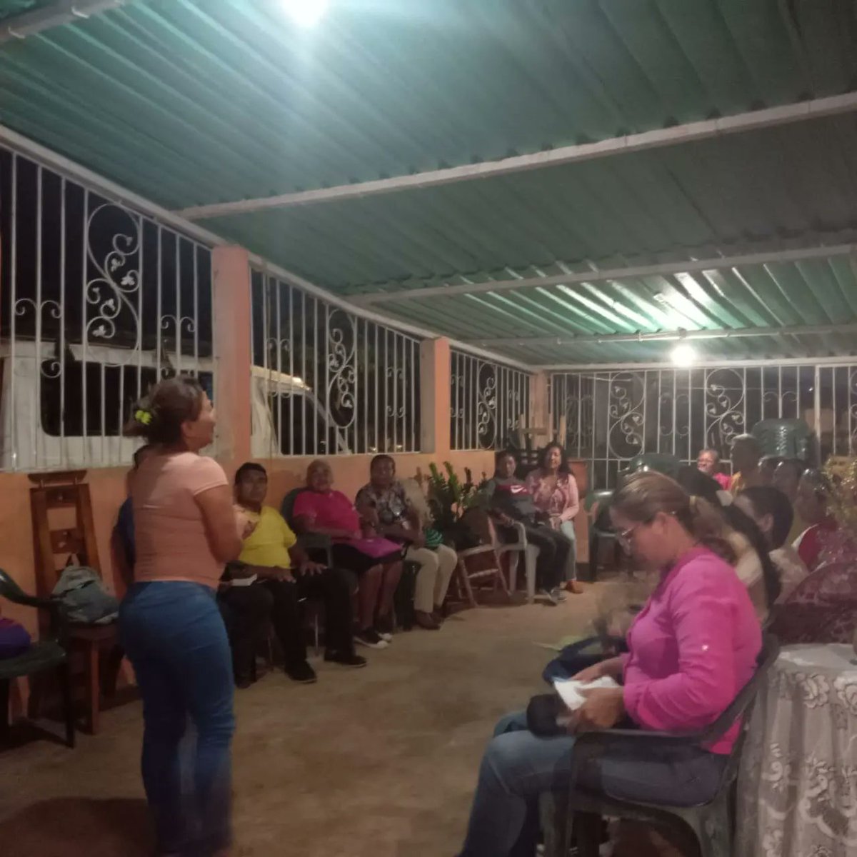 enciluz's tweet photo. En Sábana de Uchire se hizo una formación en la parte educativa y apoyo psicosocial a jefas y jefes de familia, promoviendo la salud emocional, espiritual y mental.
Acompañado de un almuerzo nutritivo y cena balanceada.
#psicosocial #apoyo #formacion #educacion #salud https://t.co/7oCl5rE1nN