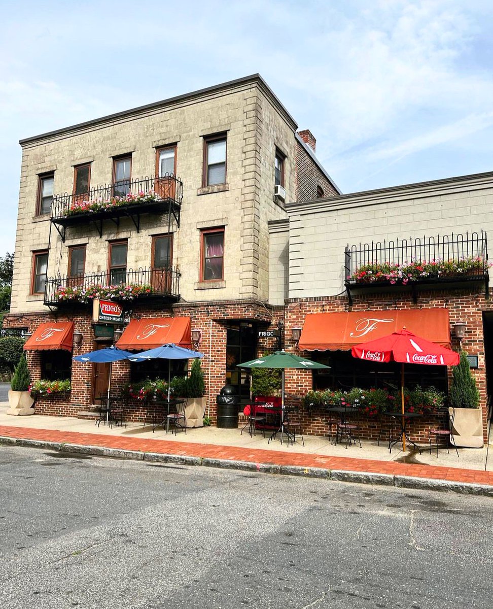 VisitMA's tweet photo. Happy National #MomAndPopBusinessOwnersDay, Massachusetts 💙 Share your favorite local shops in the comments! 

📸 IG:
🫖 Shelly's Tea Rooms, Plymouth, MA: shellystearoomsplymouth
🌊 Woodman's of Essex, Essex, MA: woodmans_of_essex
🍴 Frigo Foods, Springfield, MA: frigofoods https://t.co/QA4gxQNewL