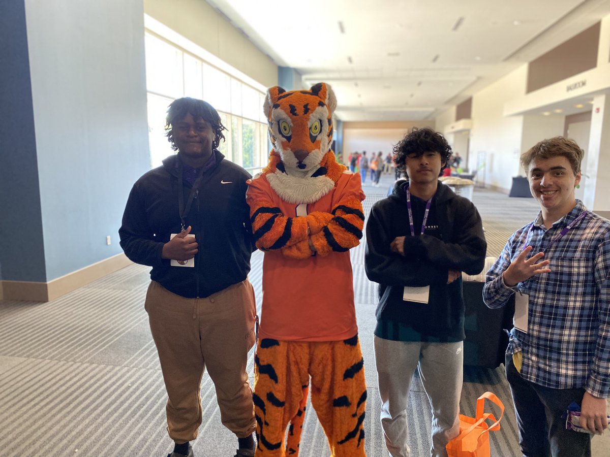 coach_jdurrah's tweet photo. Was happy to join @bigI_ray and some of our Easley High Students to experience this year’s #ClemsonMOC Summit @Easley_High @ClemsonUniv https://t.co/SYXIuY7vdw