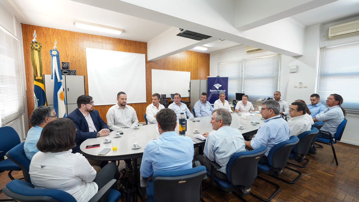 TACargas's tweet photo. 🇦🇷🇧🇷  ARGENTINA-BRASIL 

Nuestro presidente @danyvispo1905 se reunió con autoridades brasileñas de la @ReceitaFederal y de la empresa #Rumo para comenzar a trabajar en la rehabilitación del paso ferroviario internacional a Uruguayana luego de 6 años.
info https://t.co/eDaWRwIHck https://t.co/0saOit6XLX