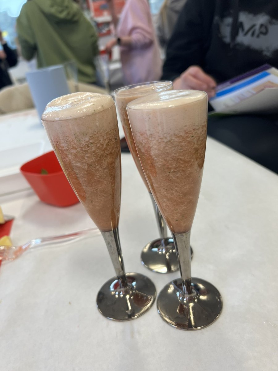 Miss_Dineley's tweet photo. Another day full of practical teaching ideas @MorayHouse. Today we were exploring Technologies through the contexts of pneumatic dragons vs knights and smoothie making.
#UoEPGDEp #DragonFail https://t.co/3B9Osfog8p