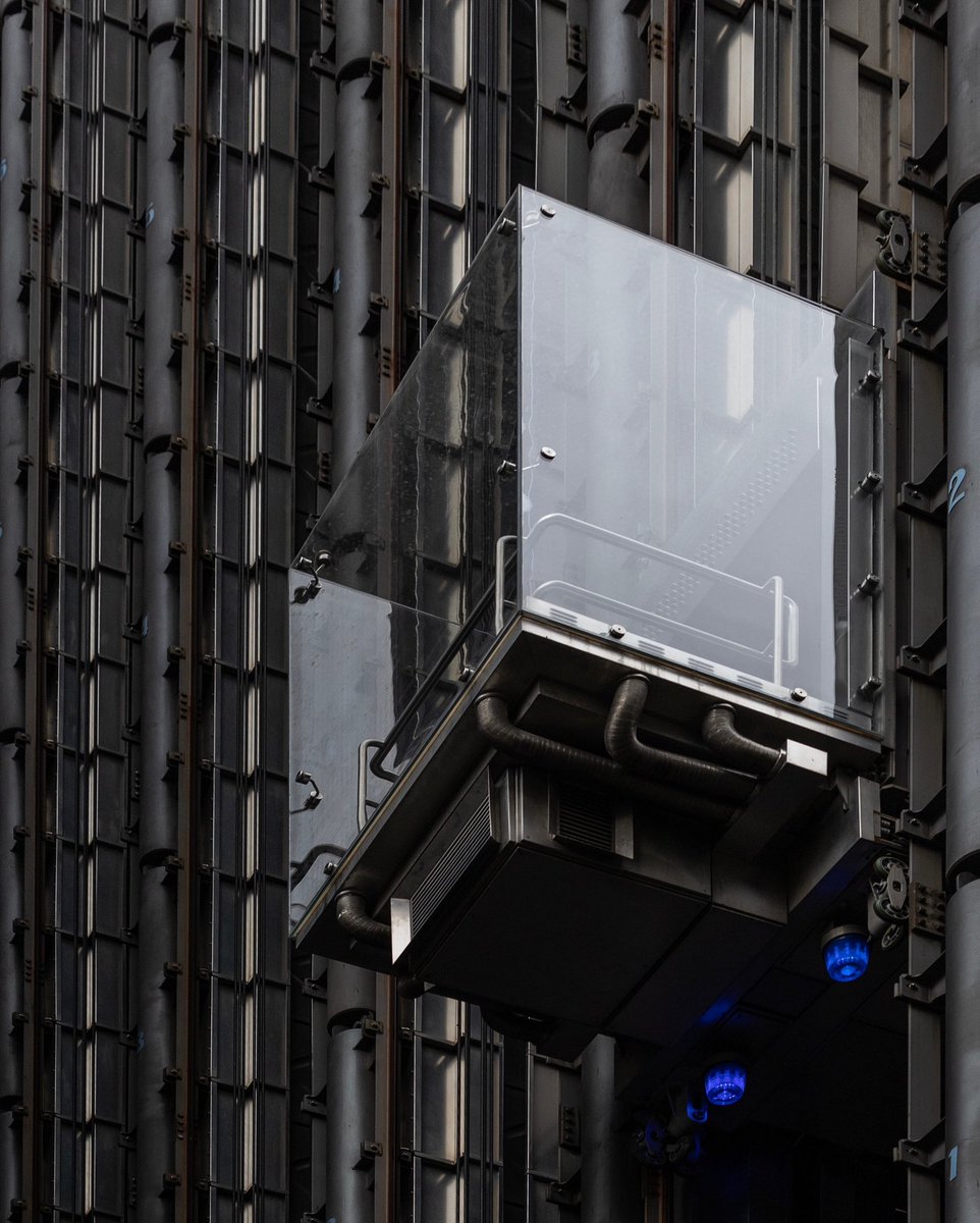 #lloydsbuilding #insideoutbuilding #hightecharchitecture #lloydsoflondon #insideout #industrial #industrialdesign #industrialphotography #landscape #londonarchitecture #landscapephotography #urbanphotography #urbanlandscape #architecture #urbanlandscapephotography