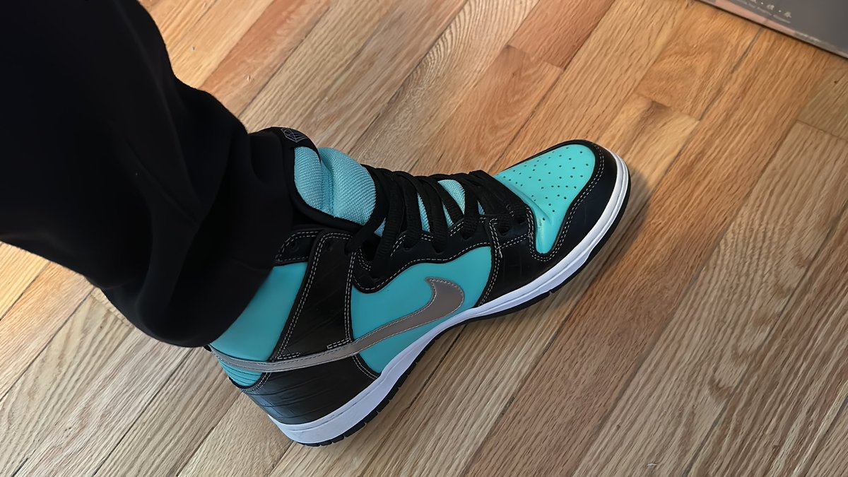 tw_sneaker's tweet photo. @atmos_usa The Tiffany dunk high are my fav.  Size 10. #atmoscollectorsclub  and #atmosnyc https://t.co/6vQ6tkc5CX