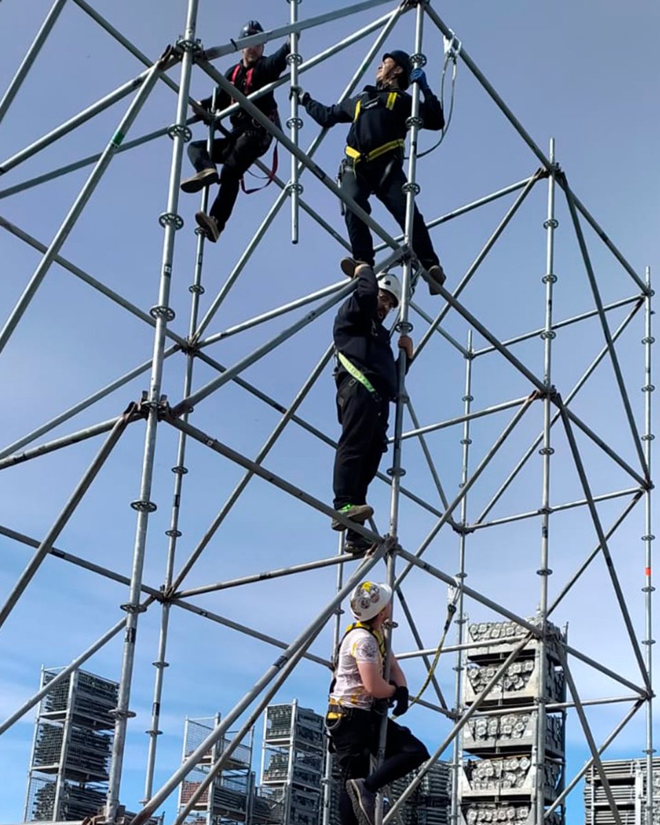 workoutevents's tweet photo. Así realizamos la última formación de montaje de estructuras en altura junto a @NussliGroup ¡Las nuevas incorporaciones a nuestro equipo no podrían estar más preparadas! 💪

#workoutevents #personalparaeventos #montaje #eventos #estructuras #formación #montajeenaltura https://t.co/4FWjsyllTm