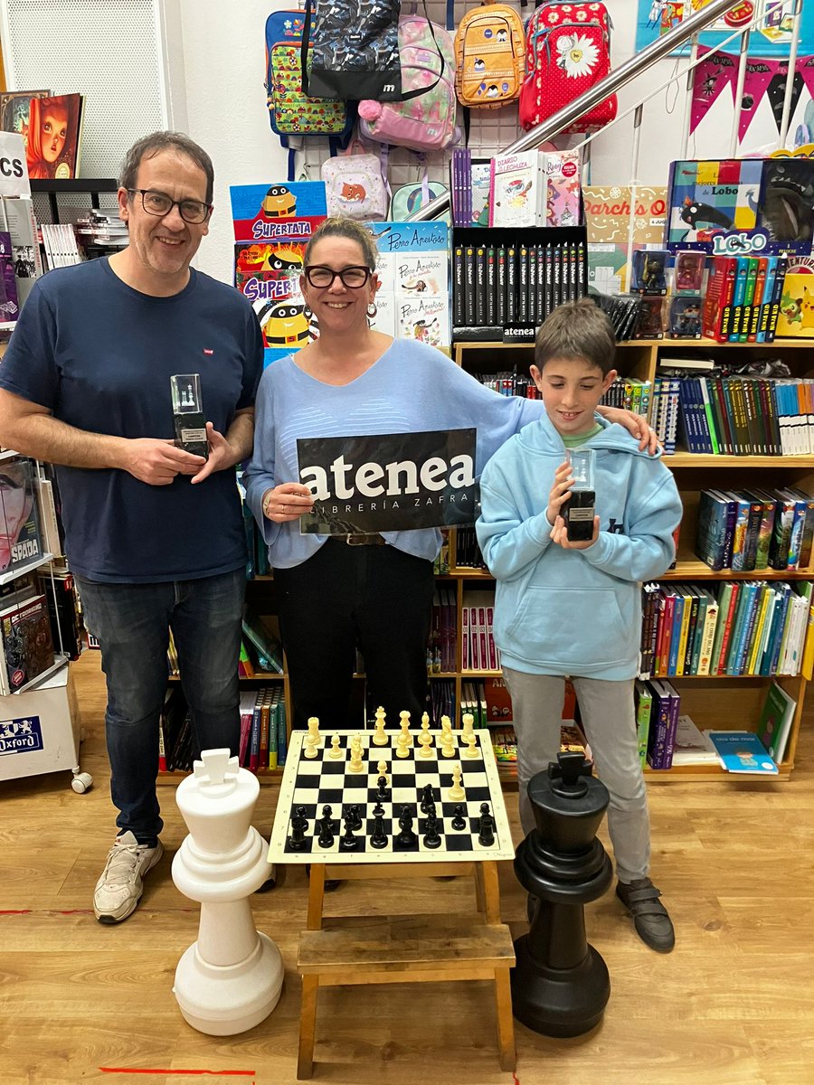 ClubRuyLopez's tweet photo. Hoy nuestro club, representado por Juan García y  Gonzalo Hernández, ha sido recibido por nuestro patrocinador, Librería @ateneazafra , para celebrar con nosotros los dos títulos conseguidos:
- Campeón de Extremadura por Equipos de Ajedrez de 1ª Div. y  2ª Div. B - G1. Gracias. https://t.co/OAeZX6m0sN
