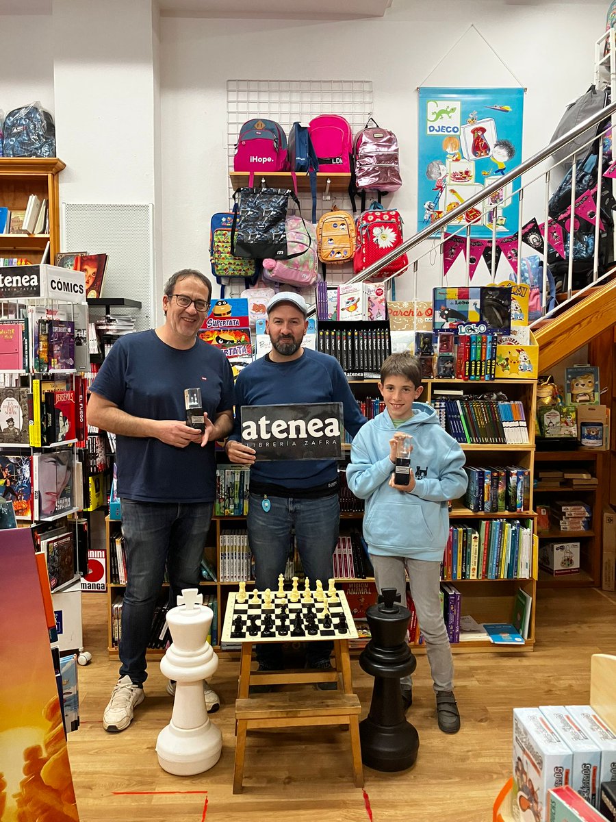 ClubRuyLopez's tweet photo. Hoy nuestro club, representado por Juan García y  Gonzalo Hernández, ha sido recibido por nuestro patrocinador, Librería @ateneazafra , para celebrar con nosotros los dos títulos conseguidos:
- Campeón de Extremadura por Equipos de Ajedrez de 1ª Div. y  2ª Div. B - G1. Gracias. https://t.co/OAeZX6m0sN