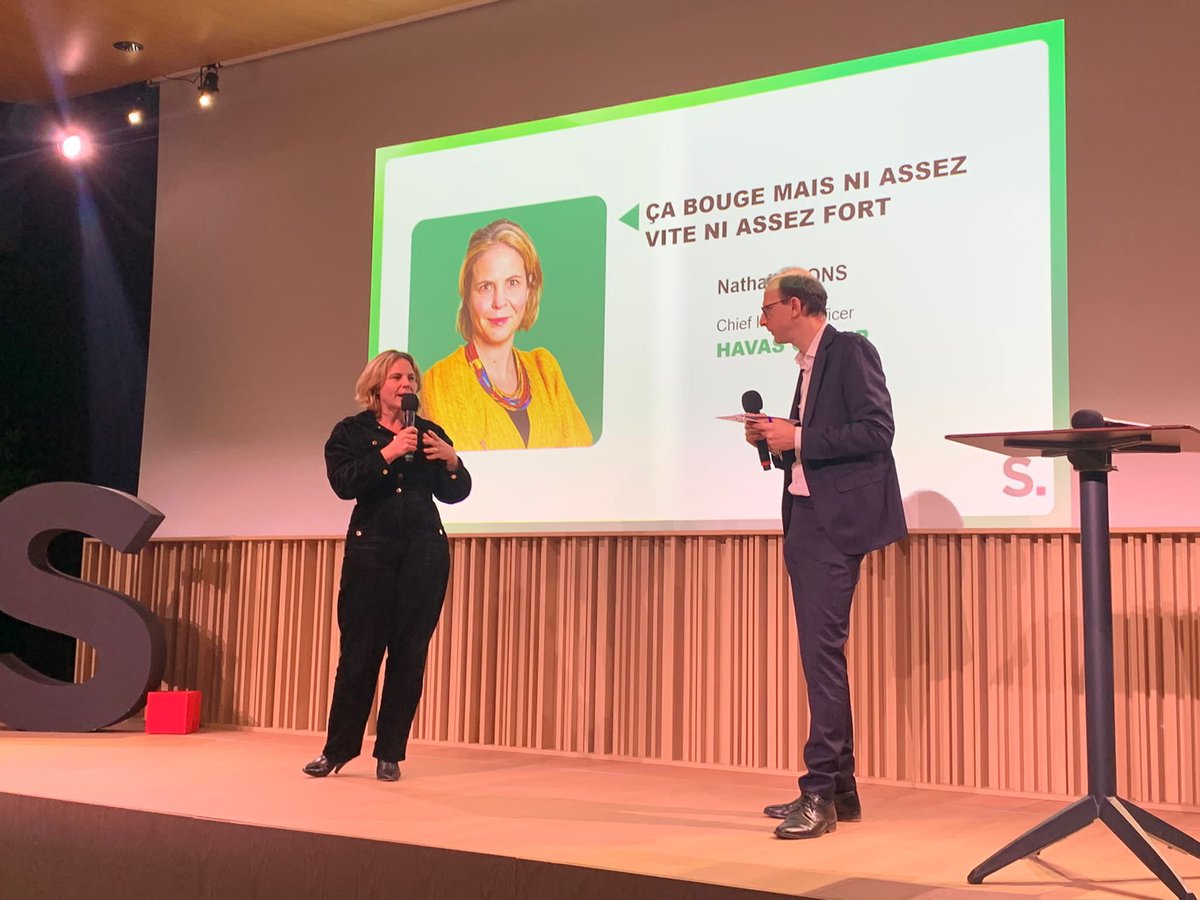 En direct de la soirée de présentation du <a href="/Strategies/">Strategies</a> spécial écologie #Les15, parmi lesquels Nathalie Pons, Chief Impact Officer de @HavasGroup. Journaliste d’un jour, elle y interviewe Cyril Dion. 
<a href="/GillesWybo/">Gilles Wybo</a> #mustread 🗞️