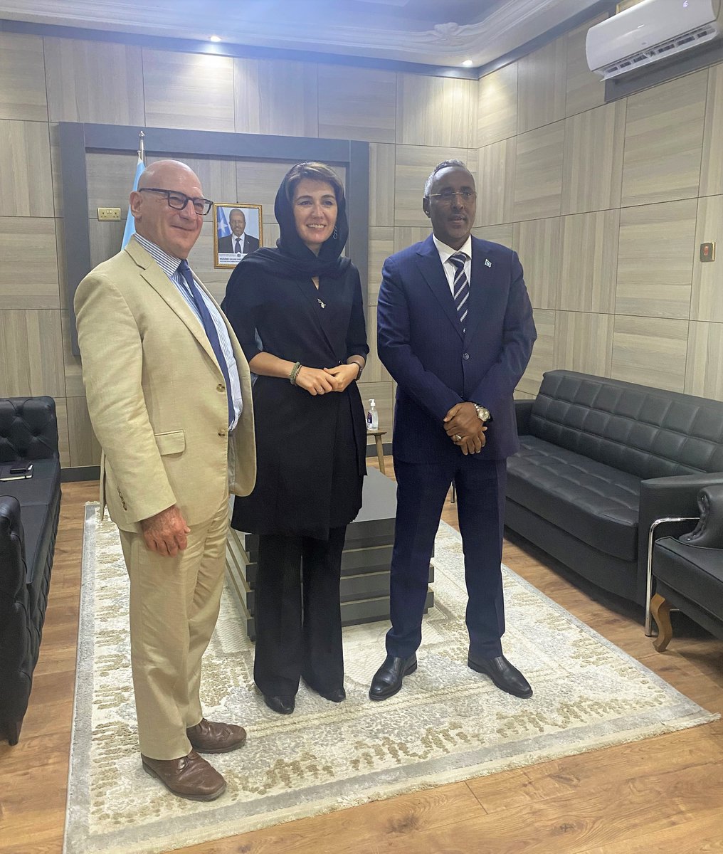 Photo moment at the end of the farewell meeting of <a href="/MasonJocelyn/">Jocelyn Mason</a> <a href="/abshirhuruse/">Abshir Omar Jama (Huruse)</a> 
<a href="/MOFASomalia/">Ministry of Foreign Affairs 🇸🇴</a> thanked <a href="/UNDPSomalia/">UNDP Somalia</a> Resident Representative for his service in #Somalia &amp; contribution in #Statebuilding &amp; #resilience enhanecement of the country, as well as advancement of #SDGs.