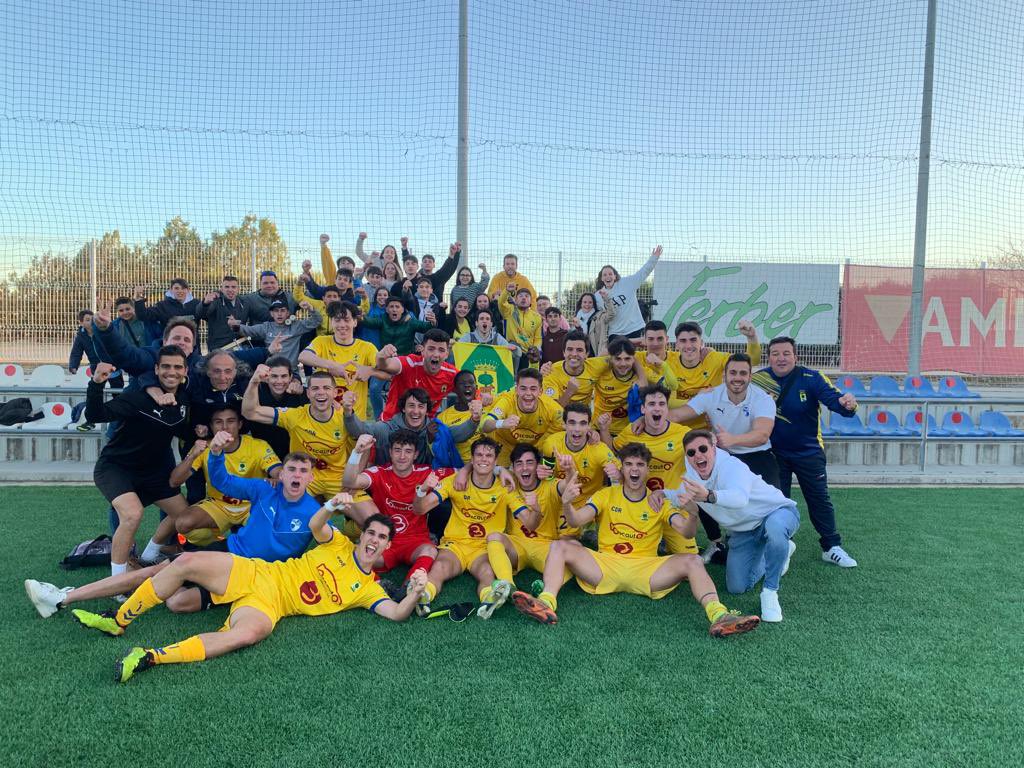 CD Ebro (@cd_ebro) on Twitter photo 😍 Estos chicos se merecen todo lo bueno que les pase. Y este sábado tienen la oportunidad de proclamarse campeones de #TerceraRFEF.
¡Mucha suerte, <a href="/robrescd/">C.D.Robres</a>! 🔵🟡 😍 Estos chicos se merecen todo lo bueno que les pase. Y este sábado tienen la oportunidad de proclamarse campeones de #TerceraRFEF.
¡Mucha suerte, <a href="/robrescd/">C.D.Robres</a>! 🔵🟡