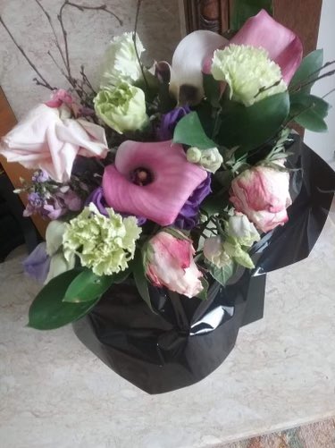lollipopdaisy's tweet photo. When @RoyalMail and @RoyalMailHelp think it’s ok to deliver flowers from @hauteflorist 3 days late ( but they were delivered so it’s ok?) 
-THEN HAUTE REPLACE THEM TO BE HERE TODAY…DONT COME AS STUCK IN TRANSIT AT  @royalmail depot 😡
#notevenasorry
#notgoodenough #deadflowers https://t.co/5EjIeQIYpl