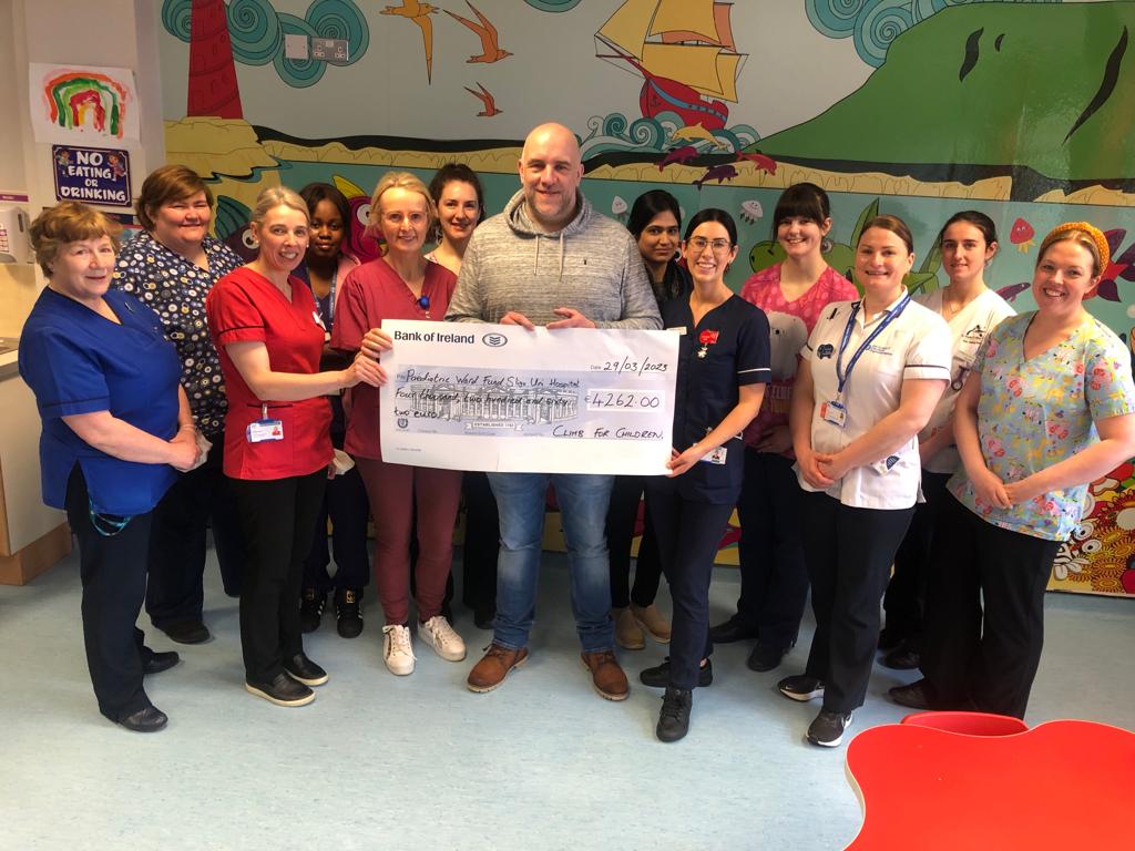 GeorginaKilcoy3's tweet photo. Today Martin Feeney came to #SligoUniversityHospital to deliver a cheque for €4️⃣2️⃣6️⃣2️⃣ for the #PaediatricDept.

Martin climbed #Knocknarea ⛰️ everyday for 2️⃣8️⃣ days in a row in Feb.

#ThankYou from all the young people that will benefit from your generosity 

#teamSUH #Sligo https://t.co/voeO9uAwVv