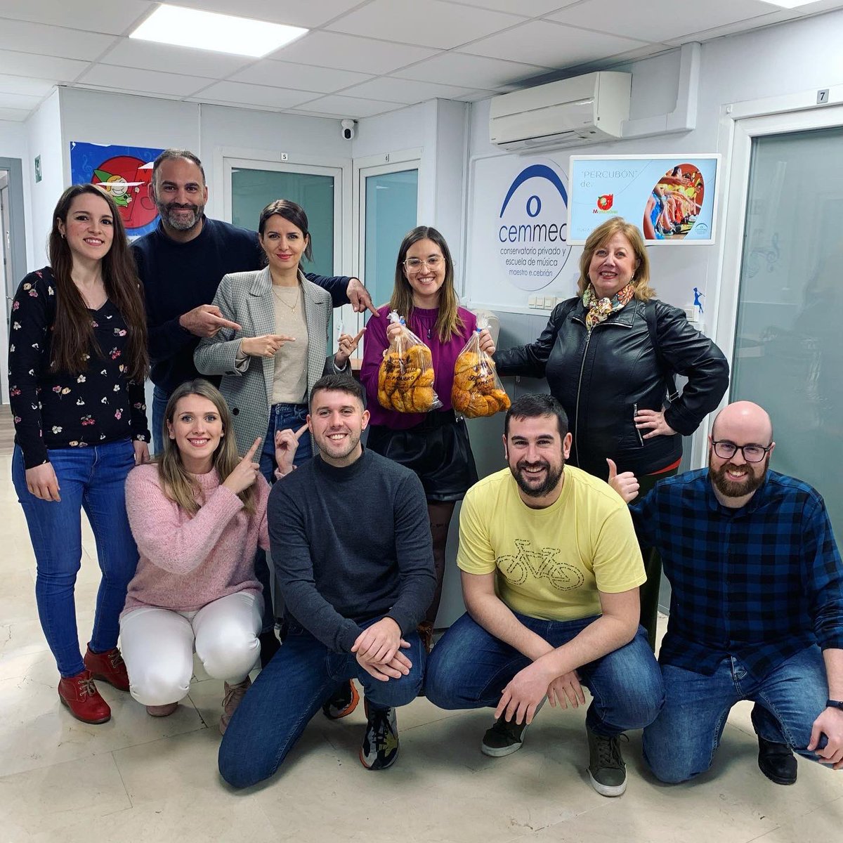 cemmecjaen's tweet photo. Ochíos de Úbeda de nuestra profe Natalia 😋😋😋 Qué rato más divertido pasamos! Gracias #equipocemmec 💙
.
#orgullocemmec #cemmec #nosgustacelebrarlotodo https://t.co/2WITGgfbJx