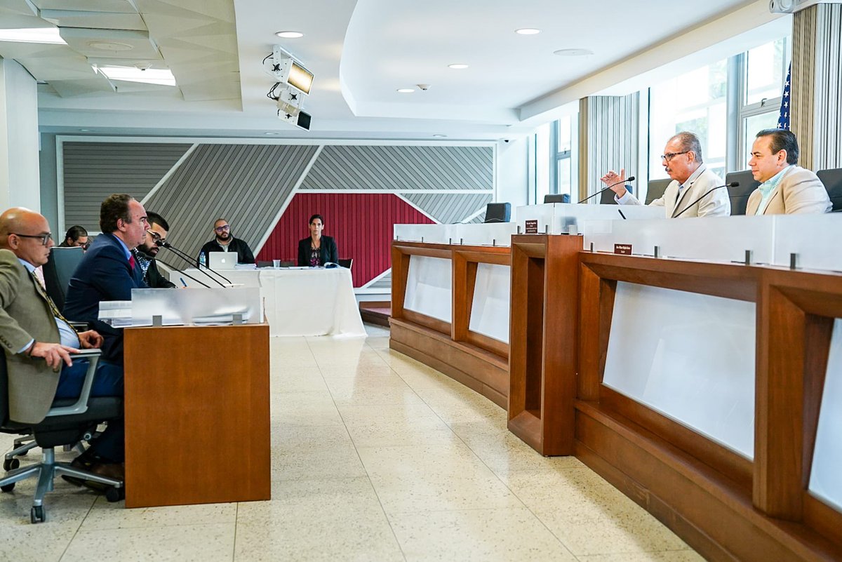 JuanZaragozaPR's tweet photo. [AHORA] En Vista Pública, al amparo de R.S. 66, la Comisión de Hacienda, Asuntos Federales y Junta de Supervisión Fiscal del Senado investiga el cumplimiento con el presupuesto actual, los ingresos y gastos, y las necesidades presupuestarias de las agencias gubernamentales e instrumentalidades públicas. 

Deponen: 
Luis Ferrao - Presidente UPR
Carlos Rodríguez - Director de  Presupuesto
Edwin Caraballo - Representante Estudiantil